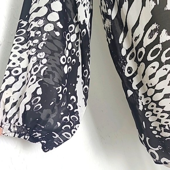 a.n.a. Black & White Patterned Sheer Top with Blue Trim,Ties at Waist Size Small - Picture 4 of 9